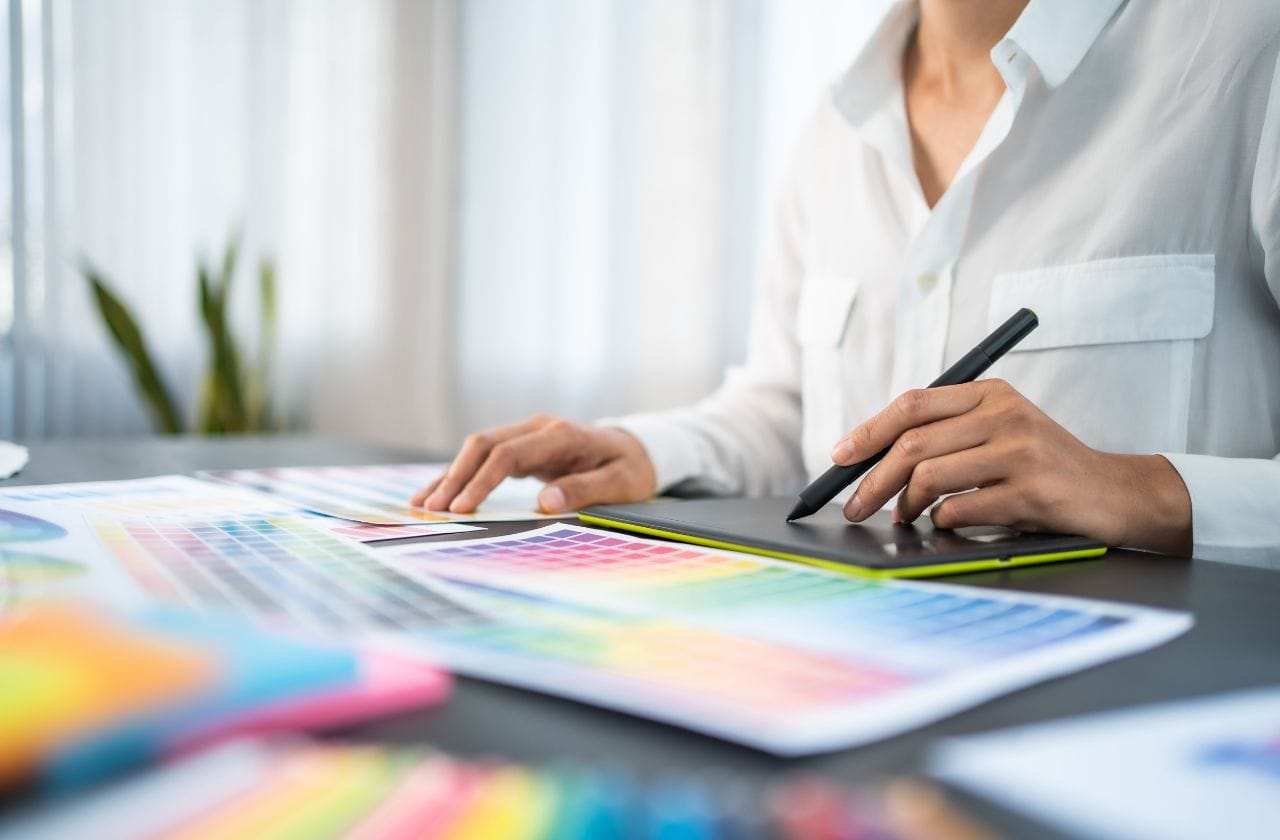 Projektantka pracujaca nad grafika na tablecie graficznym